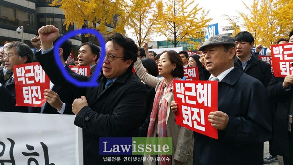지난 11월 11일 전국 변호사 비상시국모임의 변호사들이 박근혜 퇴진을 외치는 모습. 동그라미 속이 정철승 변호사다.