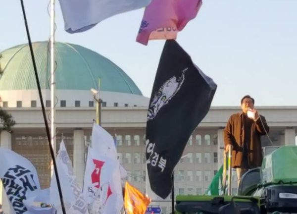 9일 국회 앞 집회에서 사회를 진행하는 김덕진 천주교인권위원회 사무국장(사진=한인섭 서울대 교수 페이스북)