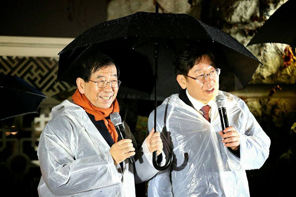 8일 밤 국회 의사당 앞에서의 박원순 서울시장과 이재명 성남시장 . 사진은 이재명 시장 페이스북
