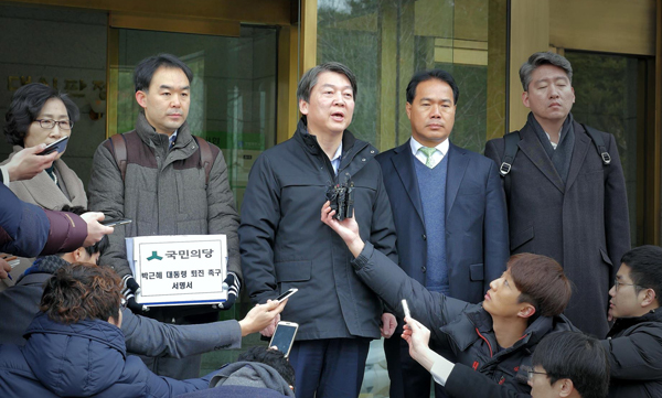 12일 헌법재판소 정문 앞에서 설명하는 안철수 의원(가운데, 사진 의원실)