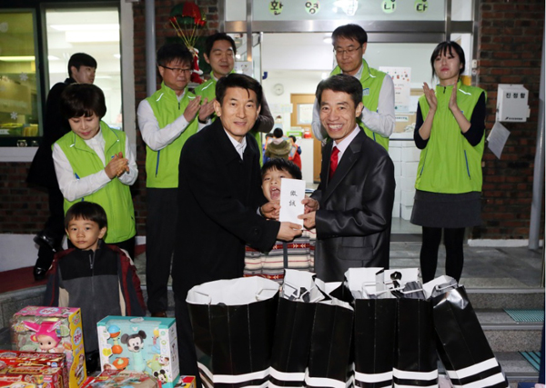 21일 저녁 5시 김용헌 헌법재판소사무처장은 용산구에 위치한 아동양육시설 혜심원을 방문해 연말을 맞아 아이들을 위한 선물과 성금을 전달했다. (사진=헌법재판소)