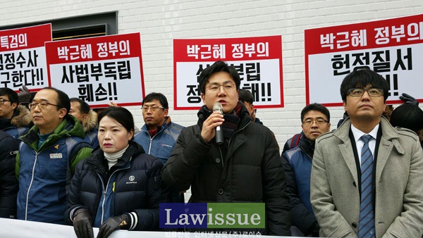 연대발언하는 김성진 변호사