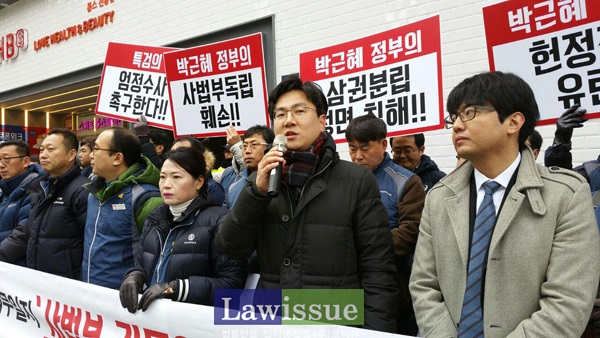 연대발언하는 김성진 변호사