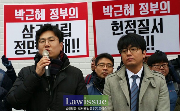 연대발언하는 김성진 변호사와 민변 송아람 변호사