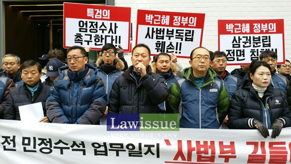 투쟁발언하는 김주업 공무원노조위원장