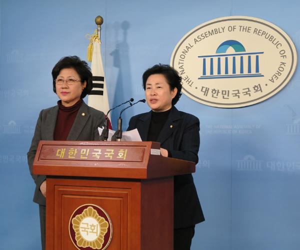28일 기자회견하는 신용현 의원(우)과 최도자 의원