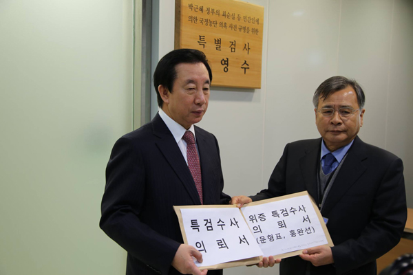 김성태 국정조사특위 위원장(좌)이 박영수 특검에게 수사 의뢰서를 전달하고 있다.(사진=김성태 위원장 페이스북)