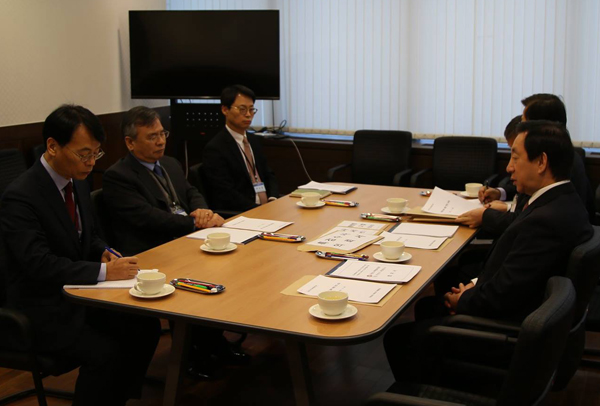 김성태 국정조사특위 위원장 일행과 협의하고 있는 박영수 특검팀(사진=김성태 위원장 페이스북)