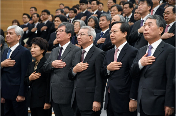 2017년 시무식에 참석한 양승태 대법원장과 대법관들(사진=대법원)