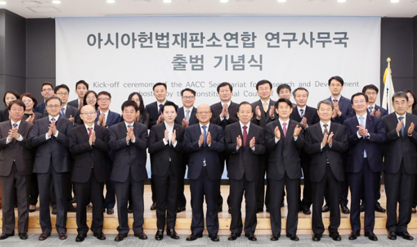 2일 오후 3시 서울 글로벌센터 9층 국제회의장에서 아시아 헌법재판소연합 연구사무국 출범식을 축하하며 기념사진을 촬영하는 모습 왼쪽부터 헌법재판소 김정원 선임부장연구관, 신동승 수석부장연구관, 안창호 재판관, 서기석 재판관, AACC 연구사무국 홍보대사 팝페라 가수 임형주씨, 박한철 헌법재판소장, 김이수 재판관, 김용헌 헌법재판소사무처장, 이진성 재판관, 김헌정 헌법재판소사무차장, 전광석 헌법재판연구원장.(사진=헌재)