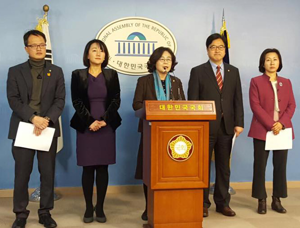 “조윤선, 표현의 자유 침해 헌법정신 유린 즉각 사퇴하라”