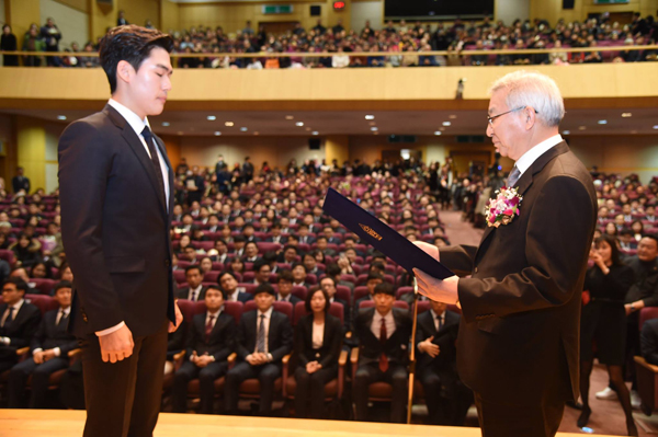 대법원장상을 수여하는 양승태 대법원장