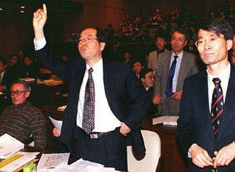 사진은 박원순 변호사가 1998년 참여연대 사무처장으로 장하성 고려대 교수와 함께 재벌개혁을 위한 소액주주운동을 펼칠 때 모습이다. 23시간의 삼성전자 주주총회는 최장시간 기록으로 기네스북에 올랐고, 대한민국 최초의 재벌개혁 운동이었다. 박원순 사무처장이 삼성전자 주총장에서 발언하는 모습이라고 박원순 시장이 설명했다.