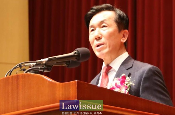 지난 16일 사법연수원 수료식에서 축사하는 하창우 변협회장