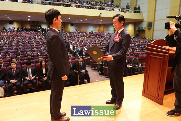 지난 16일 사법연수원 수료식에서 김동일 연수생에게 대한변호사협회장을 수여하는 하창우 변협회장