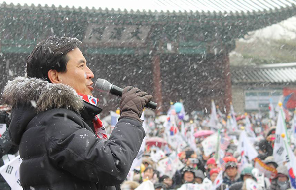 21일 대한문 앞 태극기집회에서 연설하는 김진태 새누리당 의원(사진=페이스북)