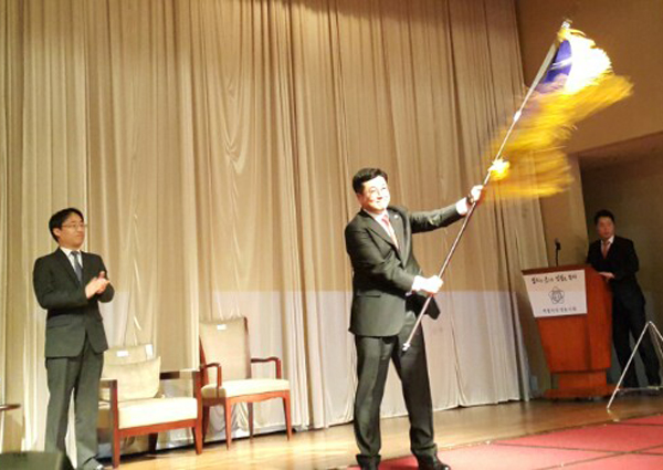 서울지방변호사회 깃발을 흔드는 이찬희 서울변호사회장