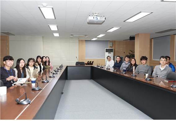 부천사무소에서 영화관람 중인 경기도일자리재단(부천) 임직원