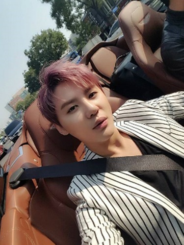 김준수 논란 속, 오픈카 인증샷 '눈길'..."날씨 따뜻하니 좋다"