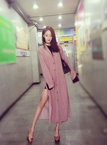 티아라 지연, 옆트임 사이로 과감하게 드러낸 각선미 '아찔'