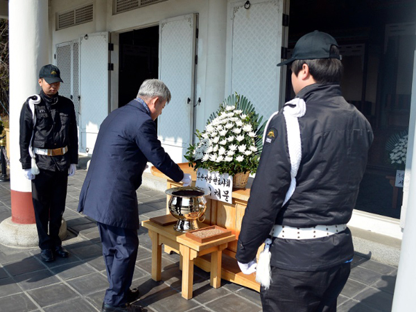 참배하는 이채문 회장