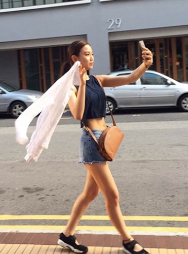 장희령, 복근 드러나는 민소매 셔츠·숏팬츠 입은 채...'뭐 하는 중?'