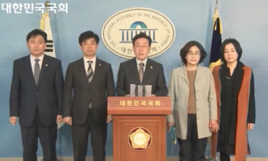 21일 국회 정론관에서 기자회견하는 이재명 성남시장과 더불어민주당 의원들