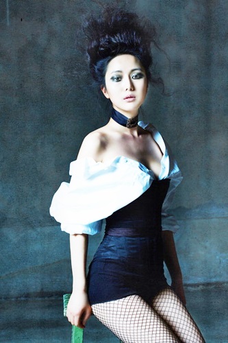 윤진서, 망사스타킹에 짧은 치마 입고...쇄골라인도 '아찔'