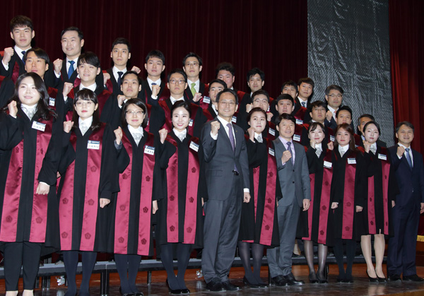 이창재 법무부장관 직무대행이 22일 오후 정부과천청사 지하 대강당에서 개최된 녡년 신임검사 임관식’에서 신임검사들과 기념촬영을 하고 있다.(사진=법무부)