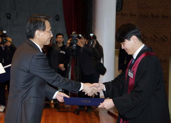 이창재 법무부장관 직무대행이 22일 오후 정부과천청사 지하 대강당에서 개최된 녡년 신임검사 임관식’에서 신임검사에게 임명장을 수여하고 있다. (사진=법무부)