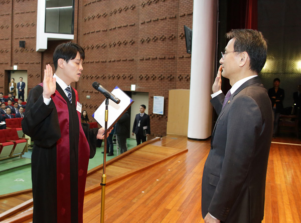 이창재 법무부장관 직무대행이 22일 오후 정부과천청사 지하 대강당에서 개최된 녡년 신임검사 임관식’에서 검사 선서를 받고 있다