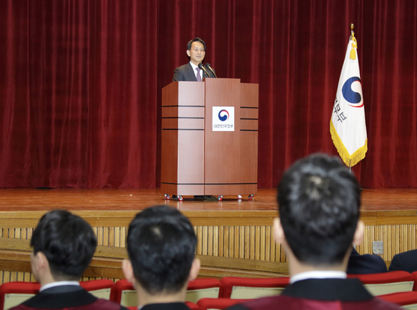 이창재 법무부장관 직무대행이 22일 오후 정부과천청사 지하 대강당에서 개최된 녡년 신임검사 임관식’에서 당부말씀을 하고 있다.