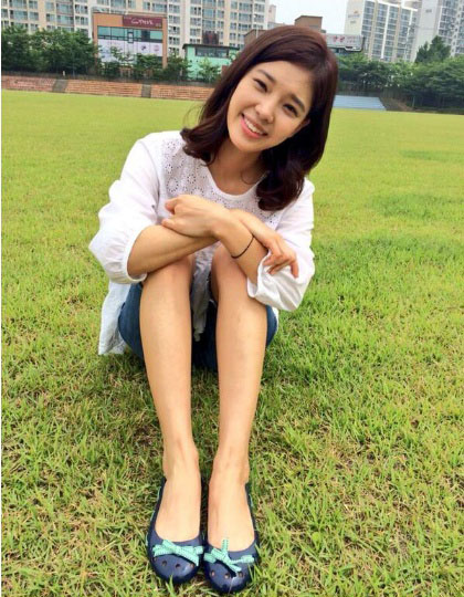 완벽한 아내 임세미, 잔디밭에 앉아...부러질 듯한 늘씬 젓가락각선미