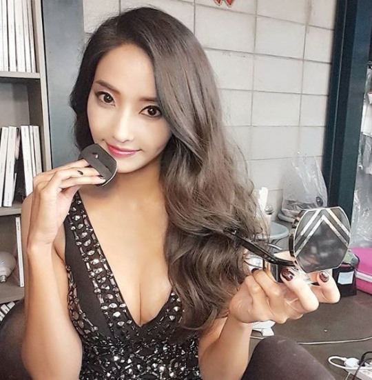 한채영, '깊게 파인 드레스...진한 메이크업 보다 더 눈에 띄는 아찔 바디라인'