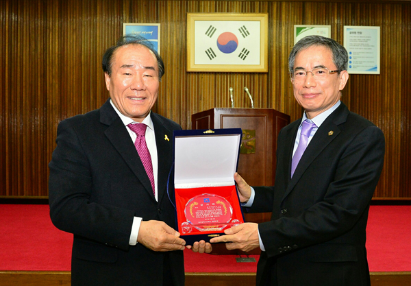 장휘국 교육감이 노강규 전 광주지방변호사회장(우)에게 감사패를 전달하고 있다.