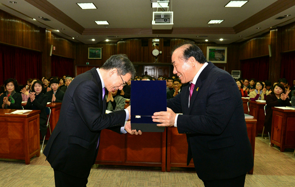 장휘국 교육감이 노강규 전 광주지방변호사회장(우)에게 감사패를 전달하고 있다.