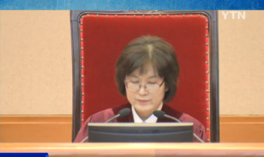 이정미 재판관, 움직임 하나에도...쏠리는 이목