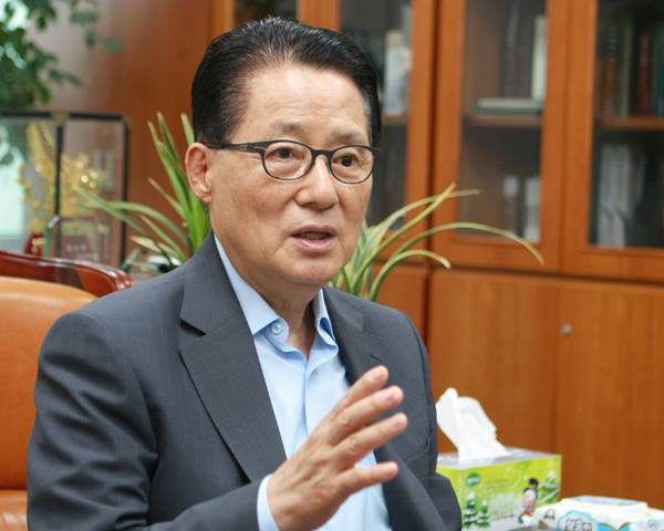 뿔난 박지원 “헌법재판관에 100억씩 돌렸다?…모략 법적조치”