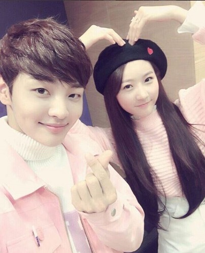 윤시윤 김민재, 김새론과 핑크빛 커플룩 맞춰입고...연인 케미 물씬