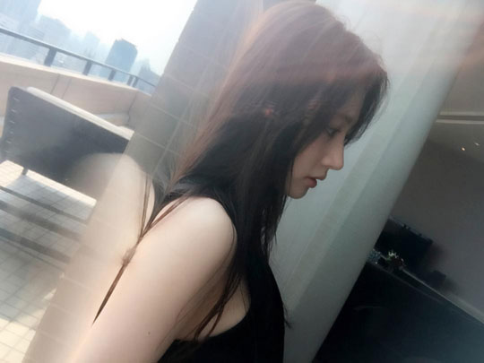 안재홍 호흡 송하윤, 민소매 뽀얀피부...창가 기대 만화에서 나올 법한 옆태