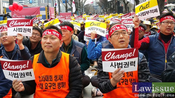 김대업 공무원노조 위원장과 김창호 법원본부장