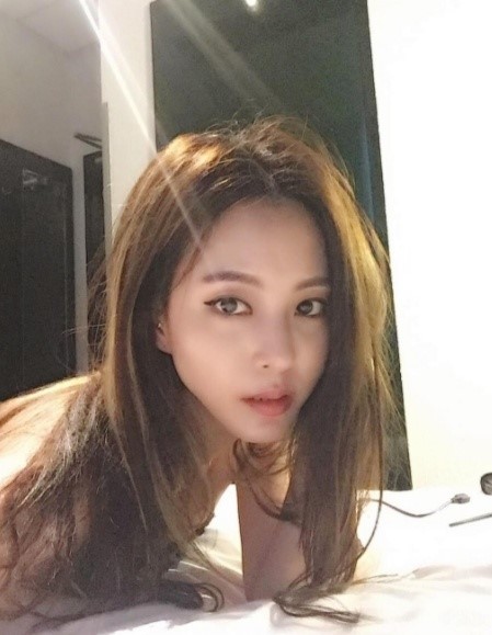 한예슬, 헝클어진 머리...침대 위 관능미 폭발