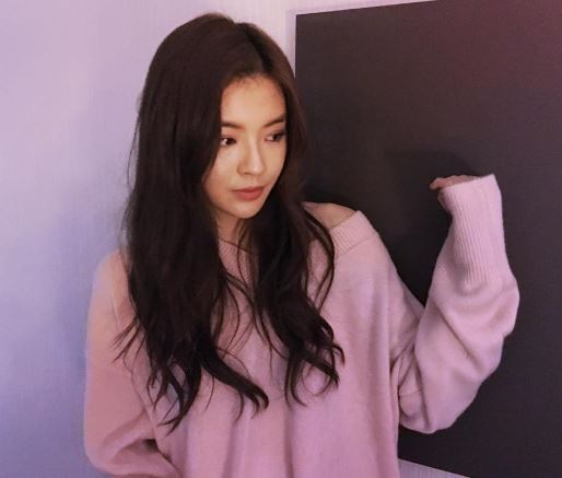 이선빈 분홍색 브이넥 입고 어깨 살짝 드러내 '사랑스러운 그녀'