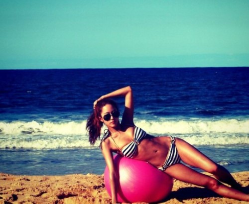 이준기 열애설 전혜빈, 줄무늬 비키니 구릿빛 자태...탄탄한 바디라인