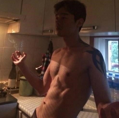 미운우리새끼 허지웅, 탄탄한 근육질 몸매 자랑…사진 속 모습 '완벽 그 자체'