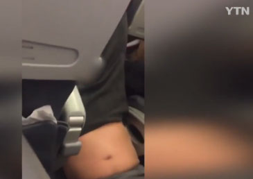 유나이티드항공, 더 태우고...나가 '승객 다리 잡고 질질질' 영상 엿보니?