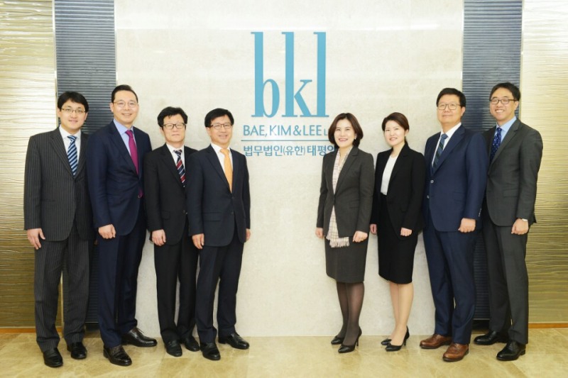 사진 왼쪽부터 김태균, 민인기, 박정희, 권택수, 김지현, 박선영, 강기중, 남문기 변호사