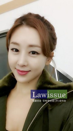 김건모 호감 한영, 깊게 파인 의상...쇄골 드러낸 채 환한 미소