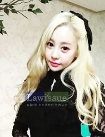 정하나, 백금발 웨이브 머리 늘어뜨린 채...뾰루퉁한 표정