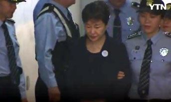 전 대통령 박근혜, 재판 생중계 어떤 상황 전개될까?...헝클어진 올림머리 법정行